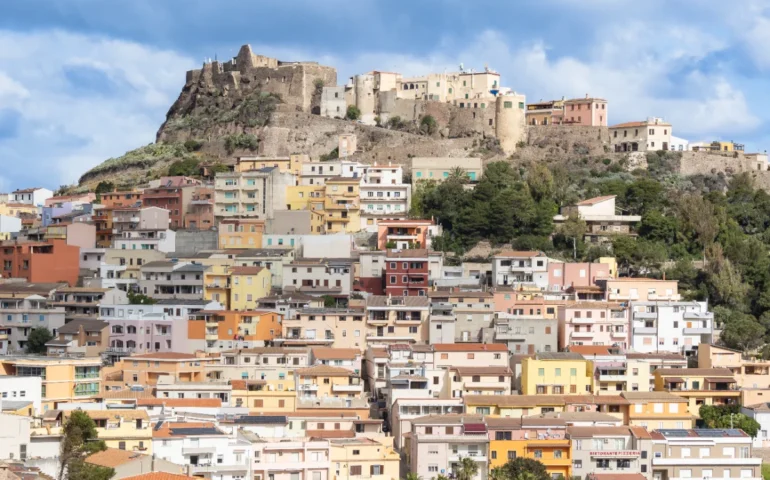 Castelsardo: istoria, mare e connottu in su coro de su nord Sardigna