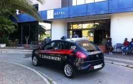 L'auto dei carabinieri davanti all'ingresso dell'hotel