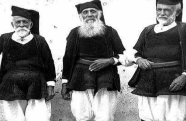 Uomini in costume sardo