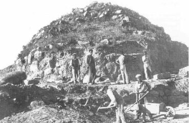 Il nuraghe di Barumini durante gli scavi, ancora ricoperto di terra