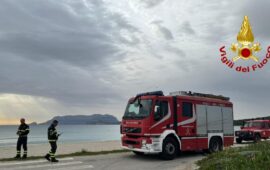 Due giovani di Olbia, di 24 e 20 anni, risultano dispersi da ieri notte, dopo che erano usciti in mare nella mattinata per una battuta di pesca a bordo di una barca in vetroresina con motore fuoribordo. La Sala operativa della Guardia Costiera di Olbia ha ricevuto nella tarda serata una segnalazione da parte di familiari dei due ragazzi, preoccupati per il mancato rientro a casa. La Capitaneria di Olbia ha attivato immediatamente le ricerche e contemporaneamente Ë stata disposta l'uscita in mare di tutti i mezzi navali disponibili sia di Olbia che di Golfo Aranci e richiesto anche l'intervento di un elicottero, decollato dalla base Nucleo aeromobili della Guardia Costiera di Decimomannu. Sino alla notte le ricerche non hanno dato esito e sono riprese questa mattina nell'intero specchio acqueo del Golfo di Olbia, Golfo Aranci e Area Marina protetta.