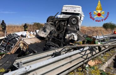 Il camion distrutto sulla 131