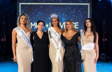 Le tre finaliste di Miss Universo insieme alle organizzatrici