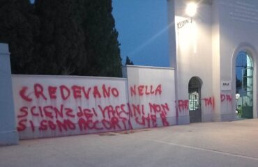 Oristano, muri del Cimitero di San Pietro imbrattati con scritte no v ax PH Comune di Oristano