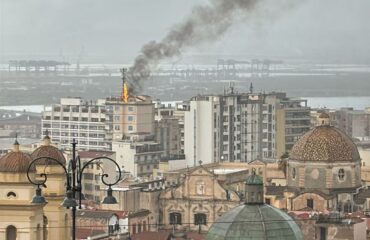 Scoppia un incendio sul tetto di un palazzo a Cagliari: in fiamme un ripetitore