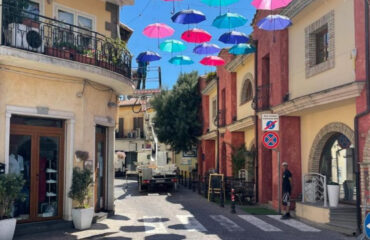 Ombrelli aperti nella passeggiata a Pula