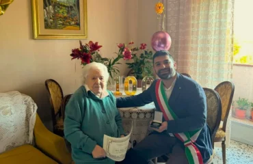 La signora Maria Vittoria Putzolu e il presidente del Consiglio comunale Marco Benucci