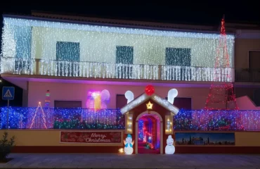 casa con luminarie di natale ad assemini