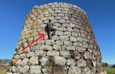 federico quaranta si arrampica su un nuraghe