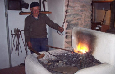 Un fabbro nella sua fucina