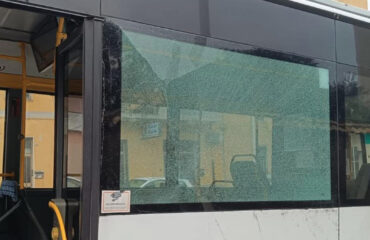 Il vetro di uno dei bus colpiti