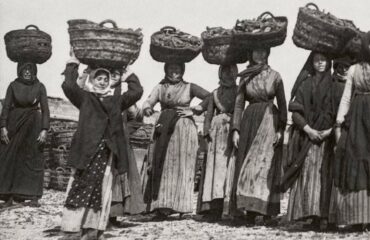 donne che portano il carbone