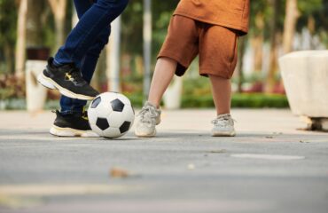 bambino gioca a calcio