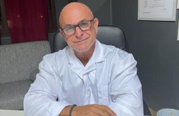 Franco Dente nel suo studio a Tortolì