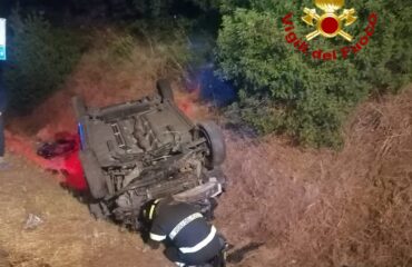 Auto ribaltata 131 PH Vigili del Fuoco