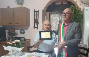 Tzio Vittorio Mura con il sindaco Alfredo Cannas