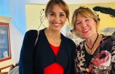 Nella foto, Parodi posa insieme ad Angela Maria Casu