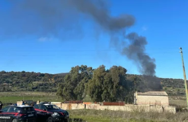 Macomer – bruciano ingenti cumuli di rifiuti, 3 persone arrestate
